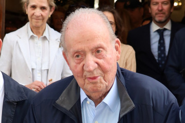 La Infanta Elena y el Rey Juan Carlos a la salida del hotel en el que se ha alojado durante su visita relámpago a Sevilla