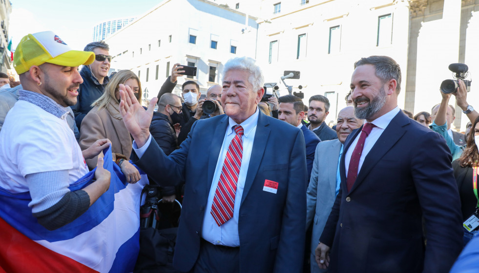 Archivo - Ángel Francisco de Fana, preso político cubano, acompañado por el líder de Vox, Santiago Abascal, junto con diputados nacionales de su partido en un acto en la escalinata del Congreso de