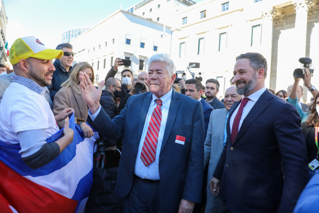 Archivo - Ángel Francisco de Fana, preso político cubano, acompañado por el líder de Vox, Santiago Abascal, junto con diputados nacionales de su partido en un acto en la escalinata del Congreso de los Diputados, a 15 de noviembre de 2021. Archivo