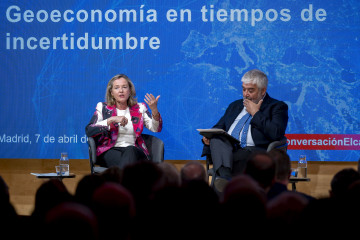 La presidenta del Banco Europeo de Inversiones (BEI), Nadia Calviño, y el presidente del Real Instituto Elcano, José Juan Ruiz, durante el encuentro ‘Geoeconomía en tiempos de incertidumbre’, a