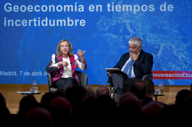 La presidenta del Banco Europeo de Inversiones (BEI), Nadia Calviño, y el presidente del Real Instituto Elcano, José Juan Ruiz, durante el encuentro ‘Geoeconomía en tiempos de incertidumbre’, a 7 de abril de 2026, en Madrid (España).