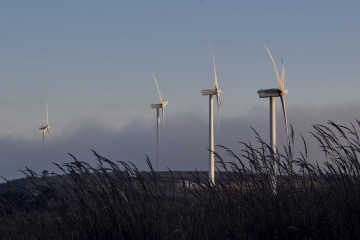 Archivo - Aerogeneradores en el parque eólico de Sil y Meda, a 31 de mayo de 2023, en Esgos, Ourense, Galicia (España). El mercado transaccional en el sector de las energías renovables en España h