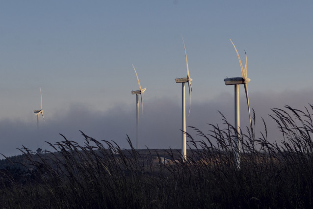 Archivo - Aerogeneradores en el parque eólico de Sil y Meda, a 31 de mayo de 2023, en Esgos, Ourense, Galicia (España). El mercado transaccional en el sector de las energías renovables en España ha registrado en los cuatro primeros meses del año un total