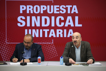 El secretario de Acción Sindical y Transiciones Estratégicas de CCOO, Javier Pacheco Serradilla, y el vicesecretario General de Política Sindical de UGT, Fernando Luján, durante la presentación d