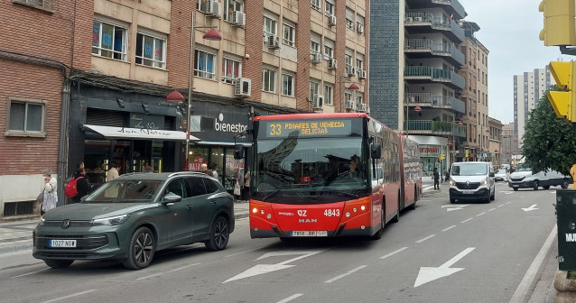 Archivo - Autobús urbano de Zaragoza, línea 33.