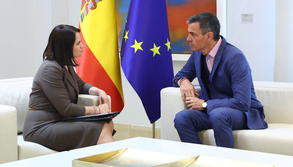 El presidente del Gobierno, Pedro Sánchez, y la líder de la oposición en Bielorrusia, Svetlana Tijanóvskaya, durante un encuentro, en el Palacio de la Moncloa, a 7 de abril de 2026, en Madrid (Esp