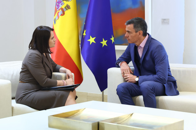 El presidente del Gobierno, Pedro Sánchez, y la líder de la oposición en Bielorrusia, Svetlana Tijanóvskaya, durante un encuentro, en el Palacio de la Moncloa, a 7 de abril de 2026, en Madrid (España).