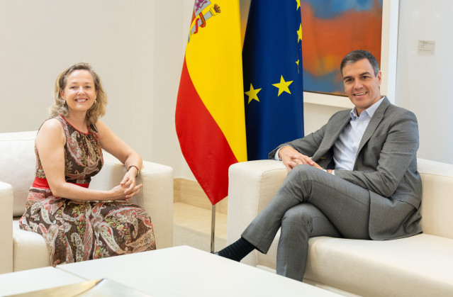 Archivo - El  presidente del Gobierno, Pedro Sánchez, se reúne con la presidenta del Banco Europeo de Inversiones, Nadia Calviño, en el Palacio de la Moncloa, a 29 de julio de 2024, en Madrid (España).