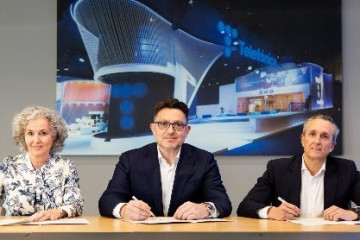 De izquierda a derecha: Adriana Sola, CEO de Altim; Julio Trevejo, socio director general de Altim, y Eduardo Ariste, director general de Empresas y Administraciones de Telefónica España.