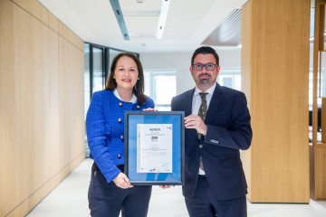 La directora corporativa de Securities Services de Cecabank, Aurora Cuadros y el director Región Centro de Aenor, Pedro Fernández García.