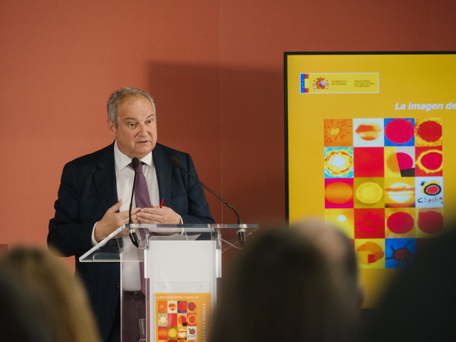 El ministro de Industria y Turismo, Jordi Hereu, ha presentado este martes el libro 'La imagen de España a través de sus carteles turísticos'.