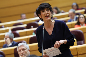 La ministra de Inclusión, Seguridad Social y Migraciones, Elma Saiz, interviene durante una sesión plenaria en el Senado, a 17 de marzo de 2026, en Madrid (España).
