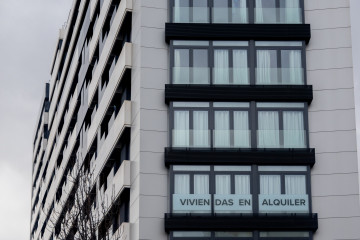 Archivo - Anuncio de viviendas en alquiler, en el barrio de Castellana, a 13 de febrero de 2026, en Madrid (España).