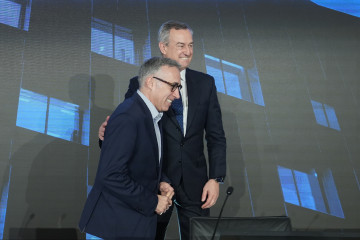 Archivo - El hasta ahora CEO del Banco Sabadell, César Gónzalez-Bueno (d), y su futuro sustituto en el cargo, Marc Armengol (i), durante una rueda de prensa para presentar los resultados de la entid