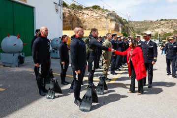 La ministra de Defensa, Margarita Robles, saluda a miembros de la Fuerza de Medidas Contra Minas (FMCM) durante su visita al Arsenal de Cartagena