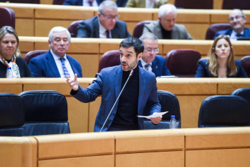 Archivo - El ministro de Derechos Sociales, Consumo y Agenda 2030, Pablo Bustinduy, interviene durante una sesión de control al Gobierno, en el Senado, a 16 de diciembre de 2025, en Madrid (España).