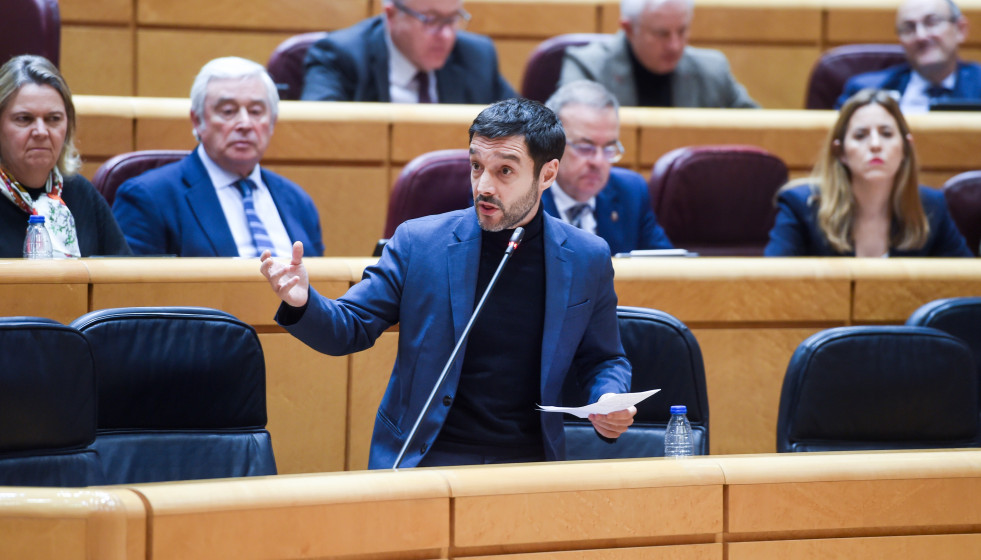 Archivo - El ministro de Derechos Sociales, Consumo y Agenda 2030, Pablo Bustinduy, interviene durante una sesión de control al Gobierno, en el Senado, a 16 de diciembre de 2025, en Madrid (España).