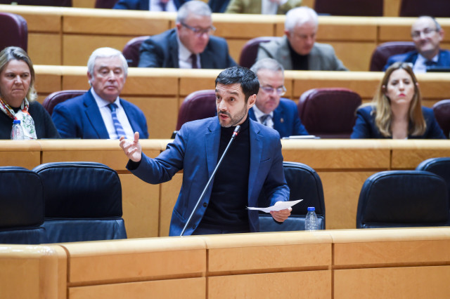 Archivo - El ministro de Derechos Sociales, Consumo y Agenda 2030, Pablo Bustinduy, interviene durante una sesión de control al Gobierno, en el Senado, a 16 de diciembre de 2025, en Madrid (España).