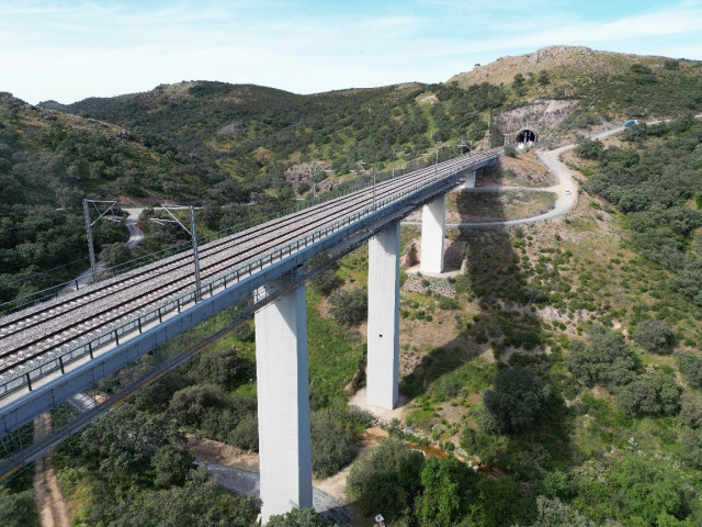 Archivo - Línea de alta velocidad Madrid-Sevilla.