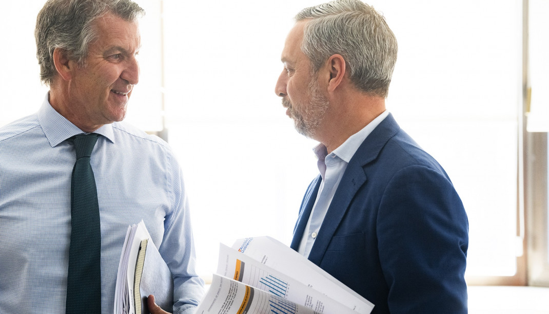 El líder del PP, Alberto Núñez Feijóo. junto al vicesecretario de Hacienda del PP, Juan Bravo.