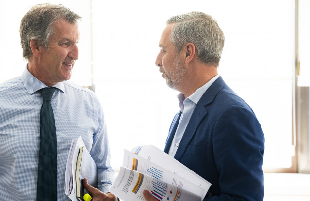 El líder del PP, Alberto Núñez Feijóo. junto al vicesecretario de Hacienda del PP, Juan Bravo.