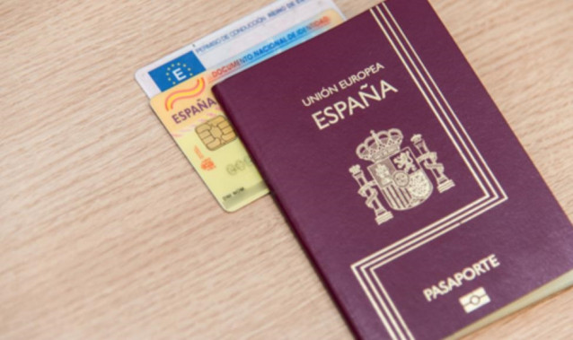 Archivo - Pasaporte y DNI