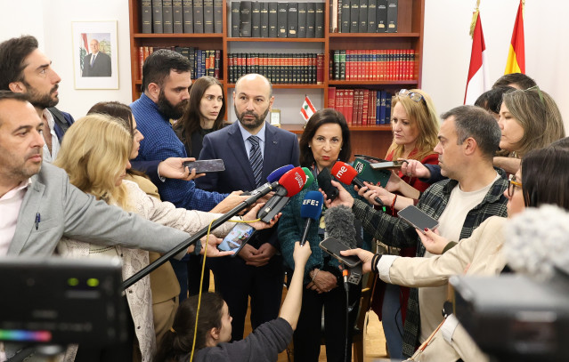 La ministra de Defensa, Margarita Robles, y el embajador de Líbano en España, Hani Chemaitelly, durante un encuentro, en la Embajada de la República Libanesa, a 8 de abril de 2026, en Madrid (España).