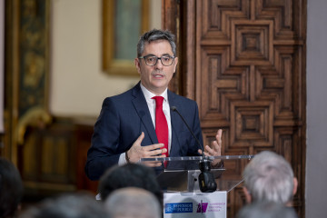 El ministro de la Presidencia, Justicia y Relaciones con las Cortes, Félix Bolaños, ofrece declaraciones tras la firma del acuerdo para reparar a víctimas de abusos prescritos, en la sede del Defen