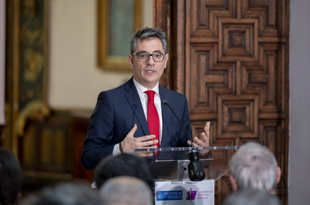 El ministro de la Presidencia, Justicia y Relaciones con las Cortes, Félix Bolaños, ofrece declaraciones tras la firma del acuerdo para reparar a víctimas de abusos prescritos, en la sede del Defensor del Pueblo, a 30 de marzo de 2026, en Madrid (España).