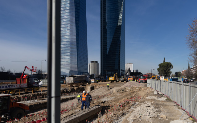 Archivo - Obreros trabajando en las obras de construcción de Parque Castellana, a 20 de enero de 2026, en Madrid (España).