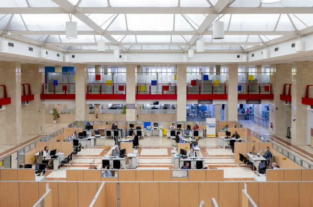 Archivo - Interior de las oficinas de la Administración de la Agencia Tributaria de Madrid-Guzmán el Bueno.