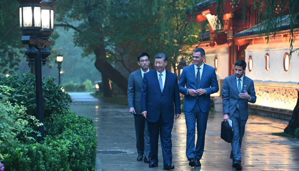 Archivo - El presidente de la República Popular China, Xi Jinping, y el presidente del Gobierno, Pedro Sánchez, llegan a un encuentro en el Palacio de Diaoyutai, a 9 de septiembre de 2024, en Pekín