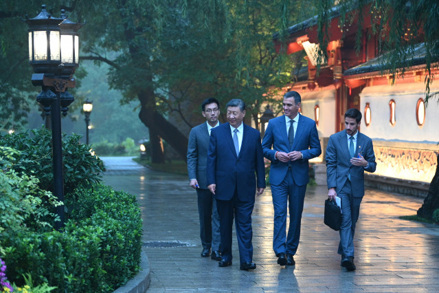 Archivo - El presidente de la República Popular China, Xi Jinping, y el presidente del Gobierno, Pedro Sánchez, llegan a un encuentro en el Palacio de Diaoyutai, a 9 de septiembre de 2024, en Pekín (China).