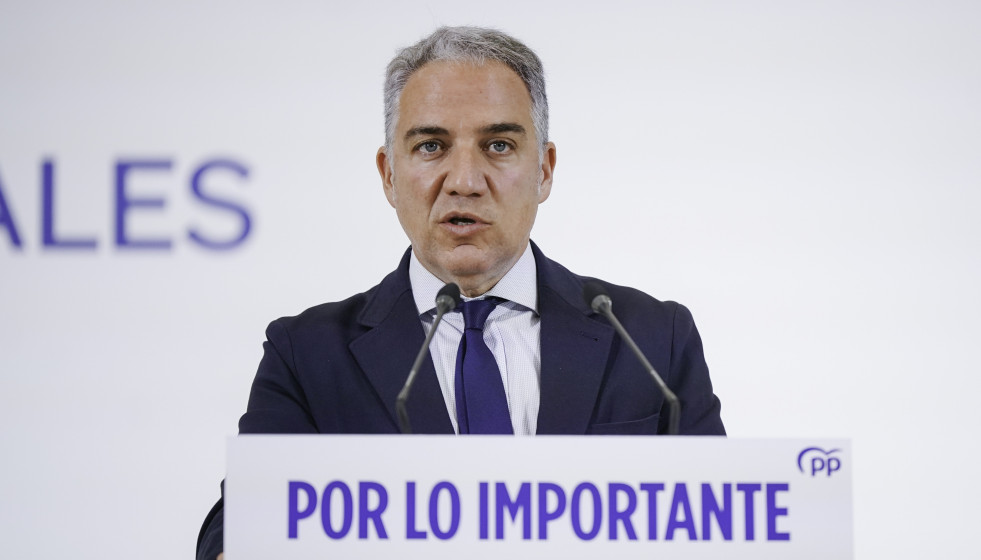 El vicesecretario de coordinación autonómica y local y análisis electoral del Partido Popular, Elías Bendodo, durante un encuentro del Partido Popular, en el Hotel Ciudad de Vitoria, a 10 de marzo