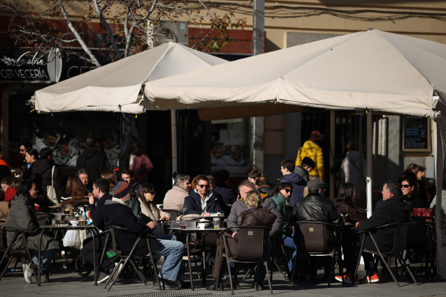 Archivo - Varias personas en unas terrazas en Madrid