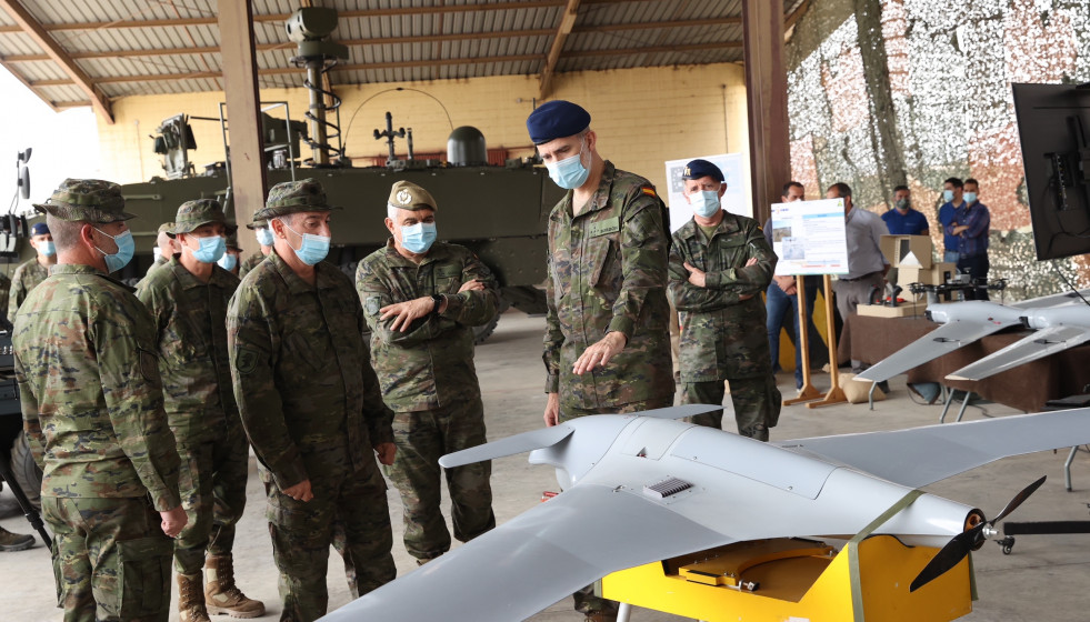 Archivo - El Rey Felipe VI asiste a un ejercicio de la Briex 2035 de La Legión en Viator (Almería) en mayo de 2021