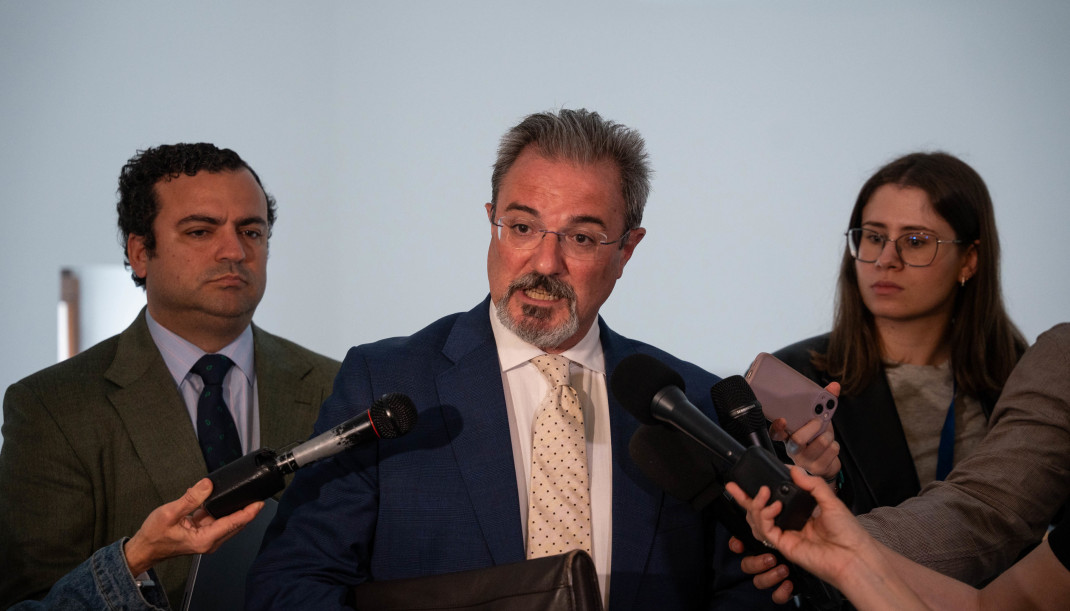 Archivo - El diputado de Vox Carlos Flores Juberías atiende a los medios de comunicación antes de la comparecencia del ministro Ángel Víctor Torres en el Congreso de los Diputados, a 10 de junio d