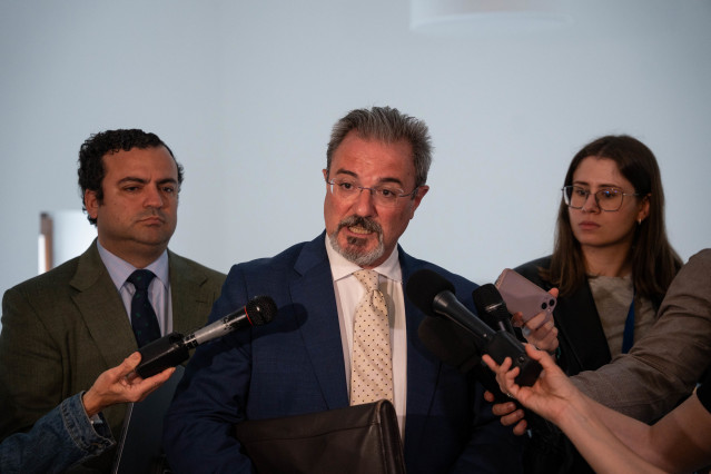 Archivo - El diputado de Vox Carlos Flores Juberías atiende a los medios de comunicación antes de la comparecencia del ministro Ángel Víctor Torres en el Congreso de los Diputados, a 10 de junio de 2024, en Madrid (España).