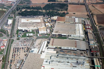 Archivo - Imagen aérea de las factorías de Renault en Valladolid.