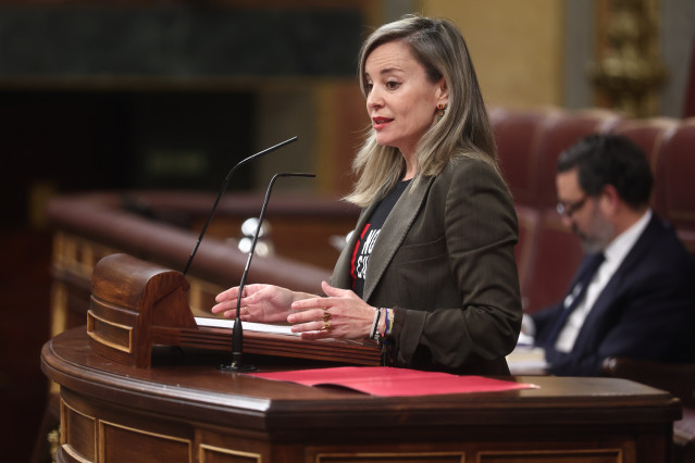 La portavoz de Sumar en el Congreso, Verónica Martínez, interviene durante una sesión de control al Gobierno, en el Congreso, a 25 de marzo de 2026, en Madrid (España).