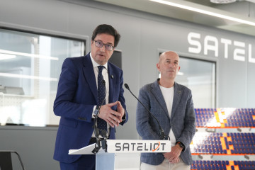 El ministro para la Transformación Digital y de la Función Pública, Óscar López, y el ceo de Sateliot, Jaume Sanpere