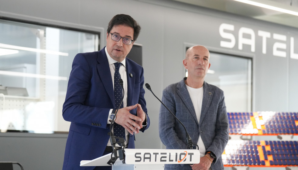 El ministro para la Transformación Digital y de la Función Pública, Óscar López, y el ceo de Sateliot, Jaume Sanpere