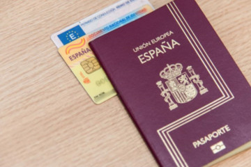 Archivo - Pasaporte y DNI