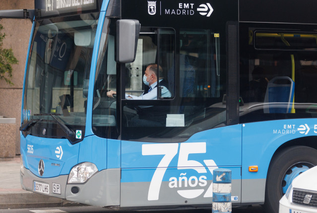 Archivo - Un conductor de un autobús de la EMT con mascarilla, en las inmediaciones de Plaza de Castilla, a 7 de febrero de 2023, en Madrid (España).