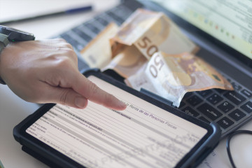 Archivo - (Foto de ARCHIVO) Vista de la declaración de la renta en una tablet