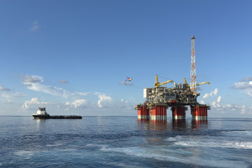 Archivo - Una plataforma petrolífera de Repsol