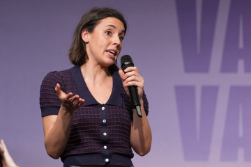 La secretaria política de Podemos y eurodiputada, Irene Montero, interviene durante el acto de cierre de campaña electoral de Podemos en Castilla y León, a 13 de marzo de 2026, en Valladolid, Casti