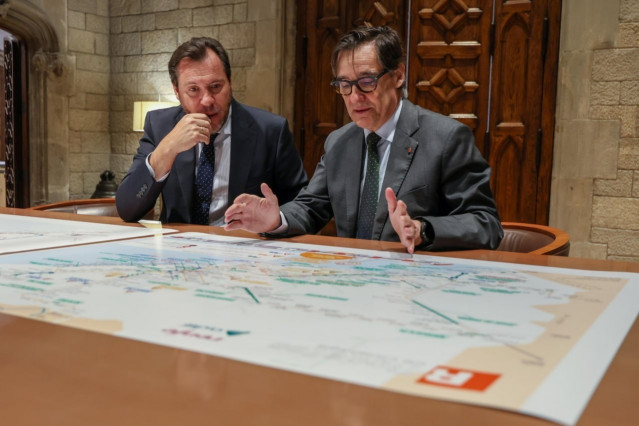 El presidente de la Generalitat, Salvador Illa, con el ministro de Transportes y Movilidad Sostenible del Gobierno, Óscar Puente