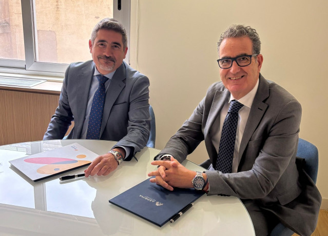Izquierda, Francisco Torres, responsable de Nueva Edificación de Nedgia. Derecha, Jorge Ginés, director general de ASPRIMA.