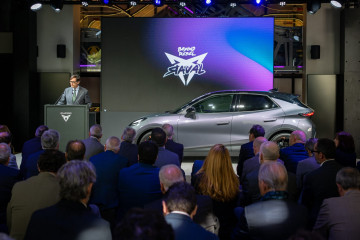 El presidente de la Generalitat, Salvador Illa, junto al Cupra Raval